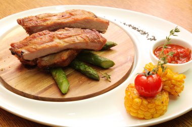 Domuz kaburgası ve kuşkonmaz.