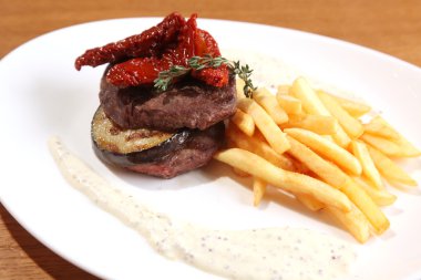 Tabakta patates kızartması ve sos.