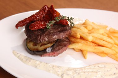 Tabağında patlıcan olan et madalyonları