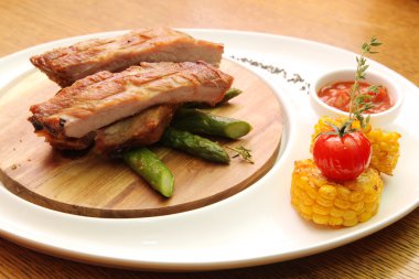 Domuz kaburgası ve kuşkonmaz.