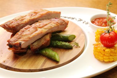 Domuz kaburgası ve kuşkonmaz.