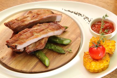 Domuz kaburgası ve kuşkonmaz.