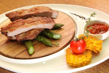 Domuz kaburgası ve kuşkonmaz.