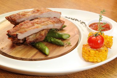 Domuz kaburgası ve kuşkonmaz.