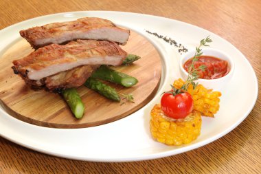 Domuz kaburgası ve kuşkonmaz.