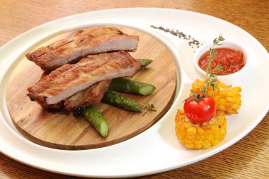 Domuz kaburgası ve kuşkonmaz.