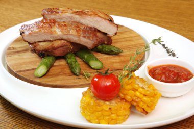 Domuz kaburgası ve kuşkonmaz.