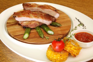 Domuz kaburgası ve kuşkonmaz.