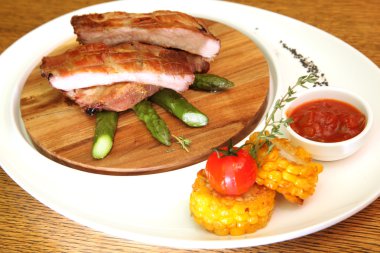 Domuz kaburgası ve kuşkonmaz.