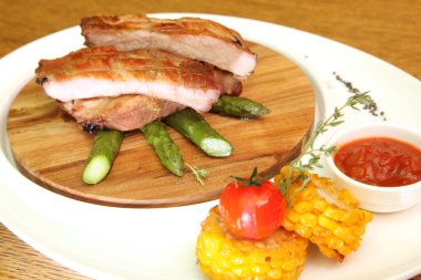 Domuz kaburgası ve kuşkonmaz.