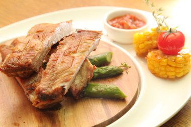 Domuz kaburgası ve kuşkonmaz.