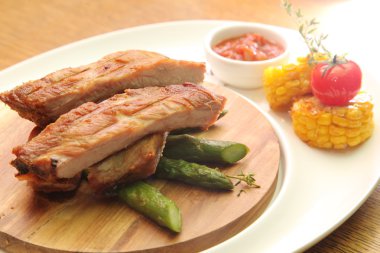 Domuz kaburgası ve kuşkonmaz.