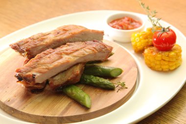 Domuz kaburgası ve kuşkonmaz.