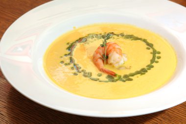Tabakta karides olan sarı çorba.