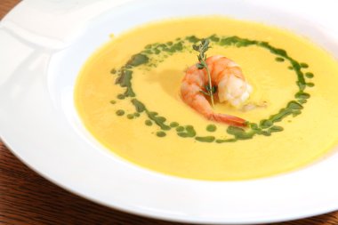 Tabakta karides olan sarı çorba.