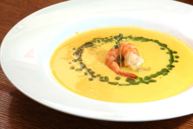 Tabakta karides olan sarı çorba.