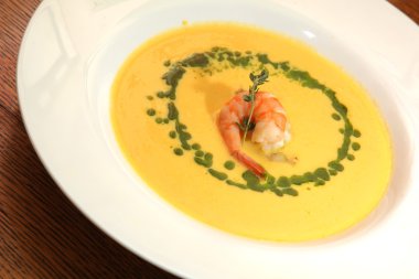 Tabakta karides olan sarı çorba.