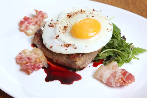 炒蛋炖肉和平底锅肉汁 — 图库照片