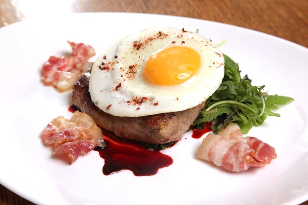 Kızarmış yumurta ve soslu biftek.