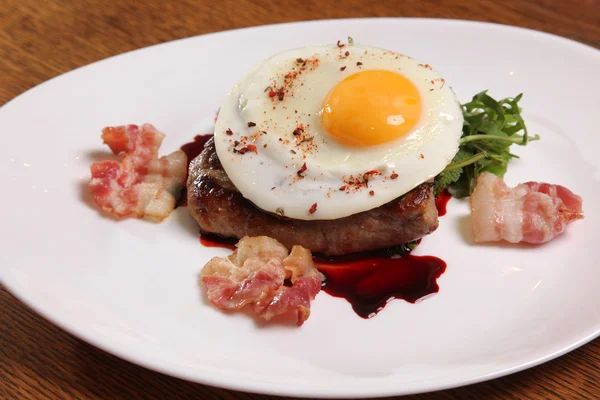 Kızarmış yumurta ve soslu biftek.