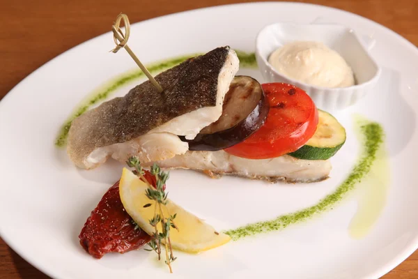 Kızarmış Balık sebze tabağı ile