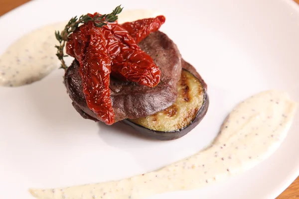 Tabağında patlıcan olan et madalyonları