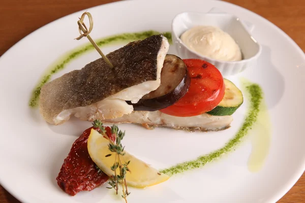 Kızarmış Balık sebze tabağı ile