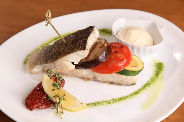 Kızarmış Balık sebze tabağı ile