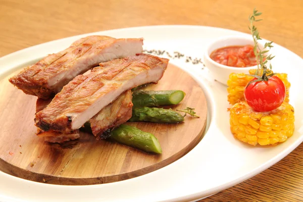 Domuz kaburgası ve kuşkonmaz.