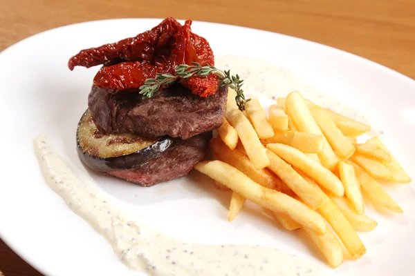 Tabakta patates kızartması ve sos.