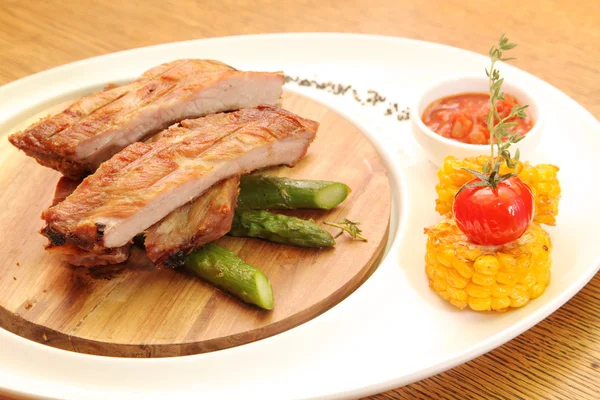 Domuz kaburgası ve kuşkonmaz.