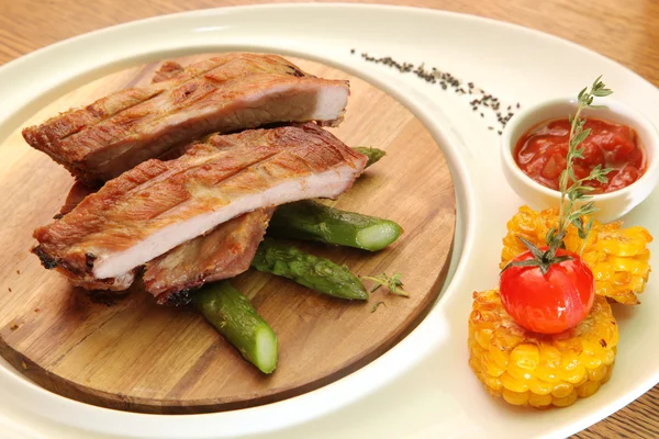 Domuz kaburgası ve kuşkonmaz.