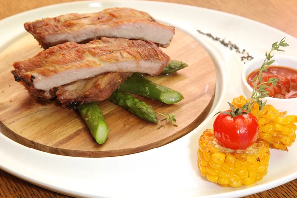 Domuz kaburgası ve kuşkonmaz.