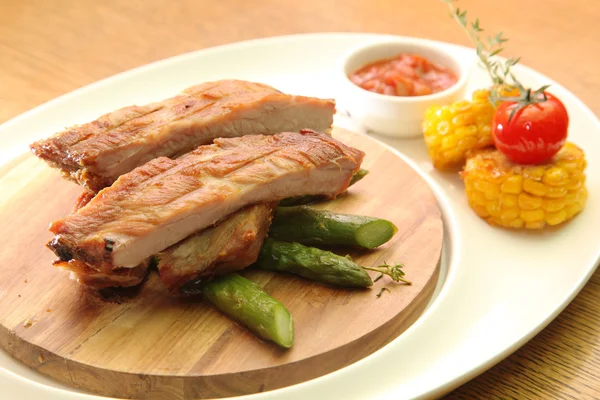 Domuz kaburgası ve kuşkonmaz.