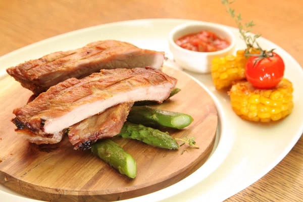 Domuz kaburgası ve kuşkonmaz.