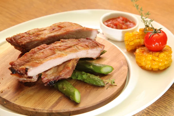 Domuz kaburgası ve kuşkonmaz.