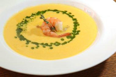 Tabakta karides olan sarı çorba.