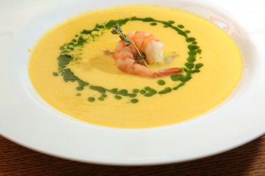 Tabakta karides olan sarı çorba.