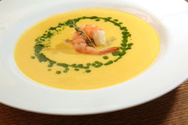 Tabakta karides olan sarı çorba.