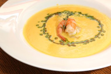 Tabakta karides olan sarı çorba.