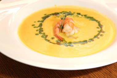 Tabakta karides olan sarı çorba.
