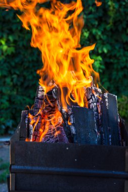 Mangal üzerinde derin yeşil arka plan kömürlerin yanma ile