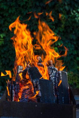 Mangal üzerinde derin yeşil arka plan kömürlerin yanma ile