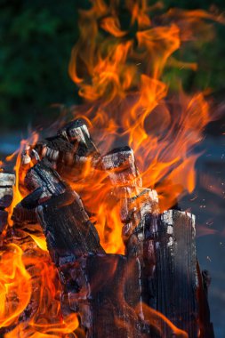 yanan kömürler ve alevler arka plan