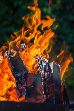 yanan kömürler ve alevler arka plan