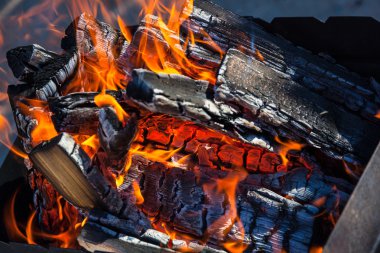 yanan kömürlerin ve alevler