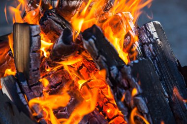 yanan kömürlerin ve alevler