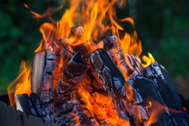 yanan kömürlerin ve alevler