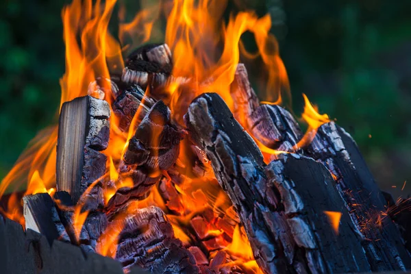 yanan kömürlerin ve alevler