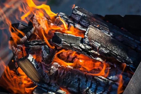 Brandende kolen en vlammen — Stockfoto